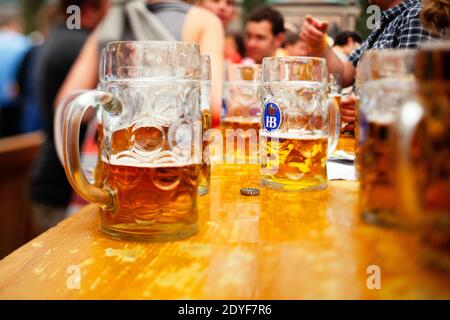 Bierkrüge auf dem Oktoberfest auf der Theresienwiese in München Stockfoto