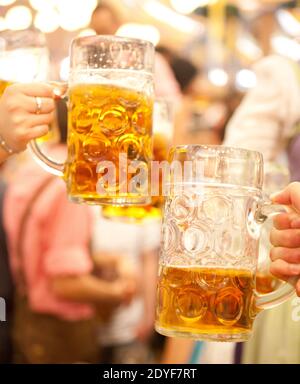 Deutschland Bierbecher auf dem Oktoberfest auf der Theresienwiese in München Stockfoto