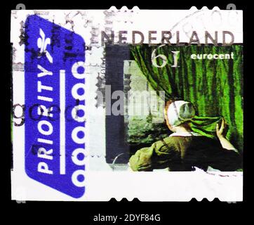 MOSKAU, RUSSLAND - 23. MÄRZ 2019: Eine in den Niederlanden gedruckte Briefmarke zeigt 'Frau liest Brief mit Dienstmädchen' von Gabriel Metsu, Ancient Art Serie, um 2004 Stockfoto