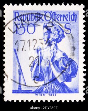 MOSKAU, RUSSLAND - 23. MÄRZ 2019: Eine in Österreich gedruckte Briefmarke zeigt Wien (1853), Provincial Costumes 1948/58 Serie, um 1951 Stockfoto