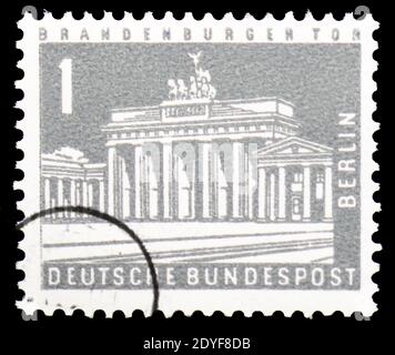 MOSKAU, RUSSLAND - 23. MÄRZ 2019: Eine in Deutschland, Bundesrepublik, Berlin gedruckte Briefmarke zeigt Brandenburger Tor, Berlin cityscapes Serie, um 1957 Stockfoto