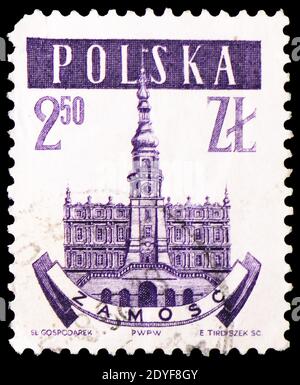 MOSKAU, RUSSLAND - 23. MÄRZ 2019: Eine in Polen gedruckte Briefmarke zeigt Zamosc, Town Halls Serie, um 1958 Stockfoto