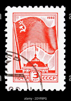 MOSKAU, RUSSLAND - 22. FEBRUAR 2019: Eine in der Sowjetunion gedruckte Marke zeigt Flagge, 12. Definitive Ausgabe, Serie, um 1980 Stockfoto