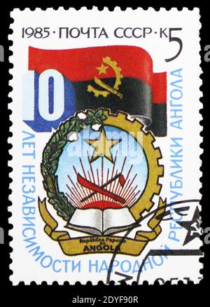 MOSKAU, RUSSLAND - 22. FEBRUAR 2019: Eine in der Sowjetunion gedruckte Briefmarke, die dem 10. Jahrestag der Unabhängigkeit Angolas gewidmet ist, um 1985 Stockfoto