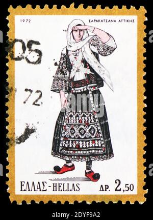 MOSKAU, RUSSLAND - 22. FEBRUAR 2019: Eine in Griechenland gedruckte Briefmarke zeigt Frauenkostüm, Sarakatsana, Attica, Nationale Kostümserie, um 1972 Stockfoto