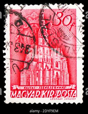 MOSKAU, RUSSLAND - 22. FEBRUAR 2019: Eine in Ungarn gedruckte Briefmarke zeigt Kathedrale von Kassa, Kirche in Ungarn Serie, um 1943 Stockfoto