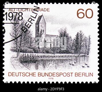 MOSKAU, RUSSLAND - 22. FEBRUAR 2019: Eine in Deutschland gedruckte Briefmarke, Berlin zeigt Dorfkirche, Alt-Lichtenrade, Berlin Views Serie, um 1978 Stockfoto