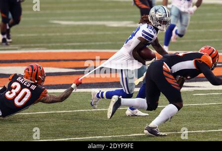 Cincinnati, Usa. Dezember 2020. Dallas Cowboys Wide Receiver CeeDee Lamb (88) kämpft um die Befreiung von Cincinnati Bengals Jessie Bates (30) während der zweiten Spielhälfte im Paul Brown Stadium in Cincinnati, Ohio, am Sonntag, 13. Dezember 2020. Foto von John Sommers II/UPI Kredit: UPI/Alamy Live Nachrichten Stockfoto