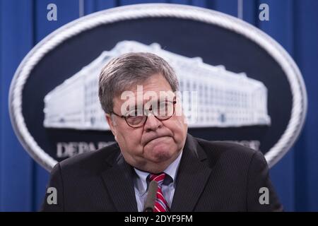 Washington, Usa. Dezember 2020. Der US-Justizminister William Barr nimmt an einer Pressekonferenz Teil, um am 21. Dezember 2020 im US-Justizministerium in Washington, DC, über die neuesten Informationen zur Untersuchung des Bombenanschlags auf den Pan am-Flug 103 am 32. Jahrestag des Anschlags zu berichten. Die Bombardierung von Pan am Flug 103 ereignete sich am 21. Dezember 1988 und tötete alle 259 Menschen im Flugzeug und elf am Boden. Pool Foto von Michael Reynolds/UPI Kredit: UPI/Alamy Live Nachrichten Stockfoto