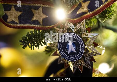 Washington, Usa. Dezember 2020. Ein Weihnachtsschmuck der Space Force wird auf einem Weihnachtsbaum angezeigt, während das Weiße Haus für die Feiertage in Washington, DC, am Montag, den 30. November 2020, geschmückt wird. Das diesjährige Thema „Amerika, das schöne“ ist eine Hommage an die Naturwunder des Landes. Foto von Kevin Dietsch/UPI Kredit: UPI/Alamy Live News Stockfoto