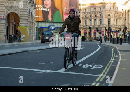 London, Großbritannien. Dezember 2020. Ein Radfahrer fährt am Weihnachtstag in London auf der Regent Street. Kredit: SOPA Images Limited/Alamy Live Nachrichten Stockfoto