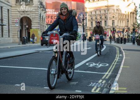 London, Großbritannien. Dezember 2020. Radler fahren am Weihnachtstag in London auf einem einsamen Piccadilly. Kredit: SOPA Images Limited/Alamy Live Nachrichten Stockfoto