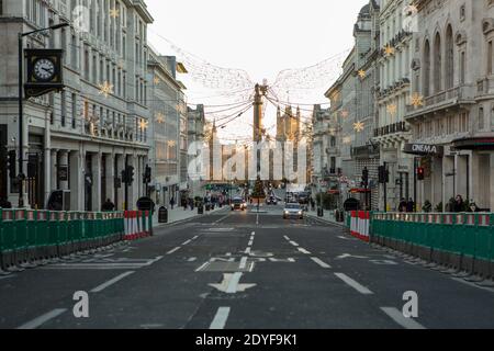 London, Großbritannien. Dezember 2020. Lower Regent Street wird am Weihnachtstag in London menschenleer dargestellt. Kredit: SOPA Images Limited/Alamy Live Nachrichten Stockfoto