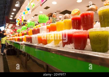 Spanien Barcelona Frische Säfte zum Verkauf im Mercado de La Boqueria Stockfoto