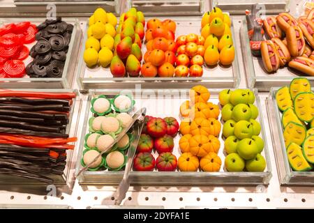Marzipan in den Formen verschiedener Früchte, Gemüse und Hotdogs auf dem Mercado de La Boqueria. Stockfoto