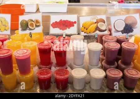 Frische Säfte zum Verkauf im Mercado de La Boqueria Stockfoto