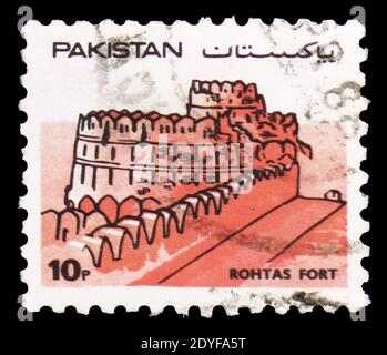 MOSKAU, RUSSLAND - 22. FEBRUAR 2019: Eine in Pakistan gedruckte Briefmarke zeigt Rohtas Fort, Forts of Pakistan Serie, um 1984 Stockfoto