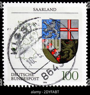MOSKAU, RUSSLAND - 22. FEBRUAR 2019: Eine in Deutschland gedruckte Marke zeigt das Saarländische Wappen, Wappen der Bundesländer von Ge Stockfoto