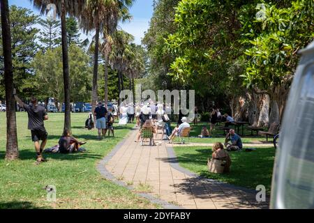 Avalon Beach COVID 19 Ausbruch, lange Schlange von Menschen warten auf einen Coronavirus-Test nach dem Ausbruch des Virus in Avalon Beach Sydney Stockfoto