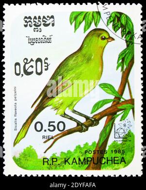 MOSKAU, RUSSLAND - 23. MÄRZ 2019: Briefmarke gedruckt in Kampuchea (Kambodscha) zeigt Pelzen's Saffron Finch (Sicalis flaveola pelzelni), Vogelserie, Stockfoto
