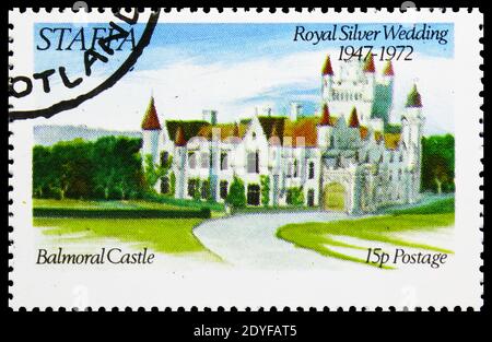 MOSKAU, RUSSLAND - 25. MAI 2019: Briefmarke in Cinderellas zeigt Balmoral Castle, Königliche Silberhochzeit, Staffa Scotland Serie, um 1972 Stockfoto