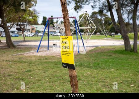 Sydney, Australien. Samstag, 26. Dezember 2020 Boxing Day, COVID 19 Einschränkungen bleiben in Kraft an den nördlichen Stränden von Sydney, die nördlich von Narrabeen sind unter den engsten roten Zone Sperrbeschränkungen, abgebildete Spielplatz am narrabeen See wurde geschlossen. Credit martin.berry@alamy live News. Quelle: martin Berry/Alamy Live News Stockfoto