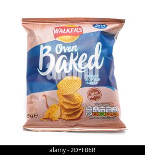 SWINDON, Großbritannien - 26. DEZEMBER 2020: Beutel mit Walkern Neues Rezept Ofen gebackenen Käse und Zwiebelgeschmack Chips, isoliert auf einem weißen Hintergrund. Walkers ist ein Stockfoto