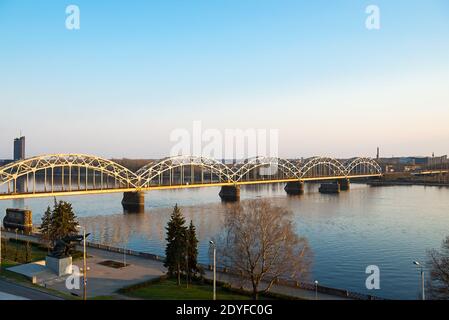 Luftaufnahme der Stadt Riga - Hauptstadt von Lettland. Herrliche Aussicht auf den Fluss Daugava, Brücke über den Fluss. Stockfoto