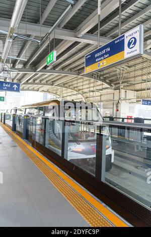 Bangkok, Thailand - 19. Dezember 2020: Die goldene Linie des elektrischen Zuges kommt zum Bahnhof Khlong san Stockfoto