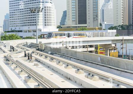 Bangkok, Thailand - 19. Dezember 2020: Die goldene Linie des elektrischen Zuges kommt zum Bahnhof Khlong san Stockfoto