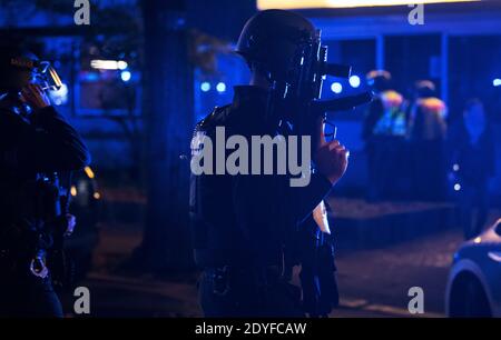 Berlin, Deutschland. Dezember 2020. Ein mit einem Maschinengewehr bewaffneter Polizist steht in der Stresemannstraße in Kreuzberg. Am frühen Morgen gab es eine Schießerei. Nach ersten Informationen wurden vier Personen verletzt, einige davon schwer. Die Gegend um den Tatort wurde abgesperrt. Quelle: Paul Zinken/dpa/Alamy Live News Stockfoto