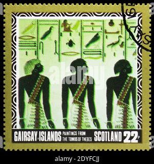 MOSKAU, RUSSLAND - 25. MAI 2019: Briefmarke gedruckt in Cinderellas zeigt Gemälde aus den Gräbern von Theben, 22 p due, Staffa Scotland Serie, um 1 Stockfoto