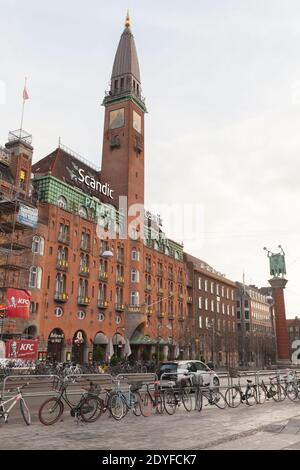 Kopenhagen, Dänemark - 9. Dezember 2017: Blick auf den Rathausplatz mit Fahrrädern in der Nähe des Scandic Palace Hotels. Vertikales Foto Stockfoto