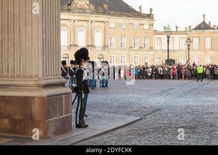 Kopenhagen, Dänemark - 9. Dezember 2017: Königliche Gardisten im königlichen Palast Amalienborg. Die Zeremonie des Wechsels der Ehrenwache Stockfoto