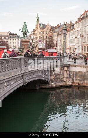 Kopenhagen, Dänemark - 10. Dezember 2017: Straßenansicht mit Hojbro Brücke über Slotsholm Kanal. Gewöhnliche Menschen gehen die Straße entlang Stockfoto