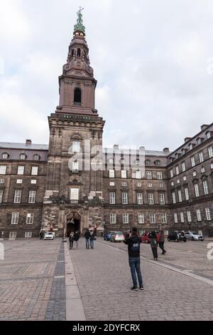 Kopenhagen, Dänemark - 10. Dezember 2017: Touristen sind vor dem Schloss Christiansborg, einem Palast und Regierungsgebäude in Kopenhagen. Vertikaler Phot Stockfoto