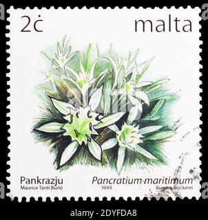 MOSKAU, RUSSLAND - 25. MAI 2019: Briefmarke gedruckt in Malta zeigt Pancratium maritimum, Maltesische Blumen (1. Serie) Serie, um 1999 Stockfoto