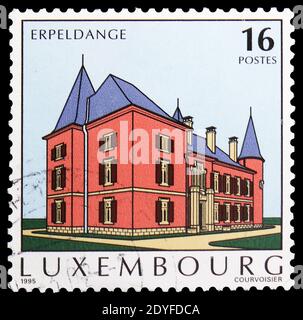 MOSKAU, RUSSLAND - 25. MAI 2019: Briefmarke gedruckt in Luxemburg zeigt Erpeldange, Tourismus Serie, um 1995 Stockfoto