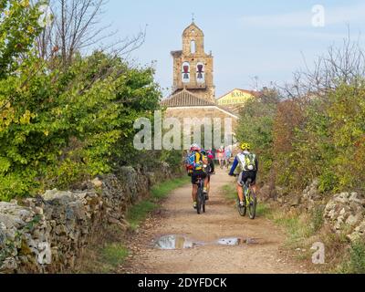 Camino Radfahrer auf dem Feldweg - Santa Catalina de Somoza, Kastilien und Leon, Spanien Stockfoto