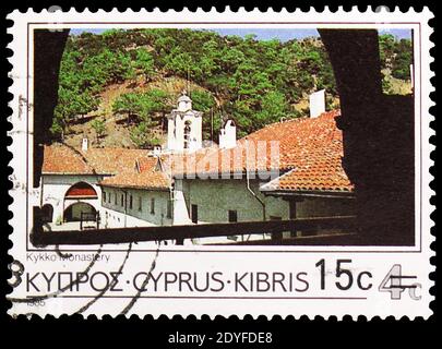 MOSKAU, RUSSLAND - 25. MAI 2019: Briefmarke gedruckt in Zypern zeigt Kykkos Kloster, Troodos Berg, endgültige Ausgaben 1985 - Szenen und Landschaft Stockfoto