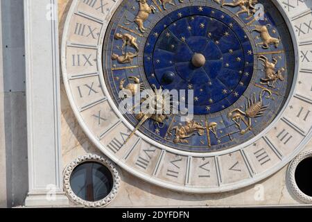 Venedig Italien Nahaufnahme der Markuhr mit Sternzeichen Stockfoto