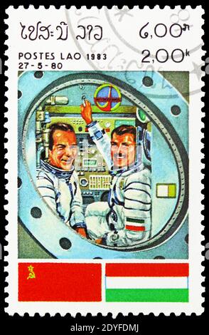 MOSKAU, RUSSLAND - 25. MAI 2019: Briefmarke gedruckt in Laos zeigt Ungarn, Space Cooperation Program Serie, um 1983 Stockfoto