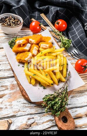 Fish and Chips, britisches Fast Food mit Tatarsauce. Weißer Hintergrund. Draufsicht Stockfoto