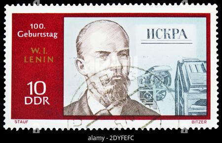 MOSKAU, RUSSLAND - 25. MAI 2019: Briefmarke gedruckt in Deutschland, DDR, zeigt Druckerpresse, Lenin Serie, um 1970 Stockfoto