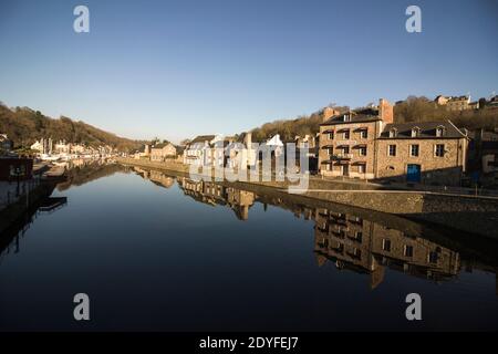 Stadt Dinan. Hafen von Dinan mit Blick auf den Fluss Rance. Ville de Dinan. Port de Dinan donnant sur le fleuve de la Rance. Stockfoto