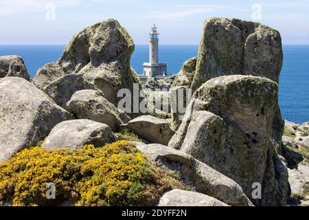 Malpica, Spanien. Der Leuchtturm in Punta Nariga, einer landschaftlich reizvollen Landzunge an der Costa da Morte (Todesküste) in Galizien Stockfoto