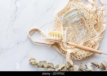 Set von Eco Friendly Bambus Besteck auf weißem Marmor Hintergrund. Nachhaltiger Lebensstil. Plastikfreies Konzept. Flach, Ansicht von oben, Modell Stockfoto