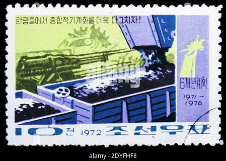 MOSKAU, RUSSLAND - 25. MAI 2019: Briefmarke gedruckt in Korea zeigt Ladewagen mit Kohle, Mining Serie, um 1972 Stockfoto