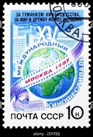 MOSKAU, RUSSLAND - 25. MAI 2019: Briefmarke gedruckt in der Sowjetunion gewidmet 15. Internationalen Filmfestival in Moskau, um 1987 Stockfoto