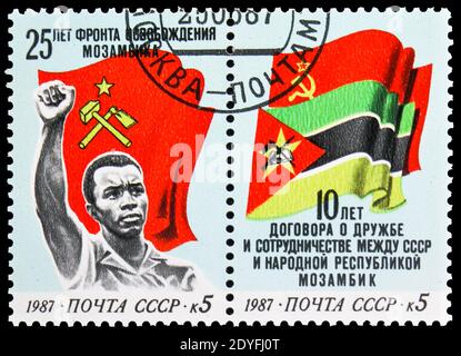 MOSKAU, RUSSLAND - 25. MAI 2019: Zwei Briefmarken gedruckt in der Sowjetunion gewidmet Mosambik, Serie, um 1987 Stockfoto